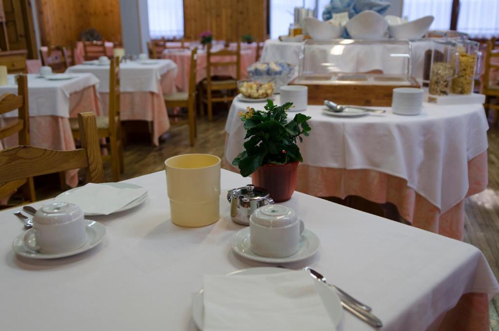 Restauracja lub miejsce do jedzenia w obiekcie Hotel Valdotain