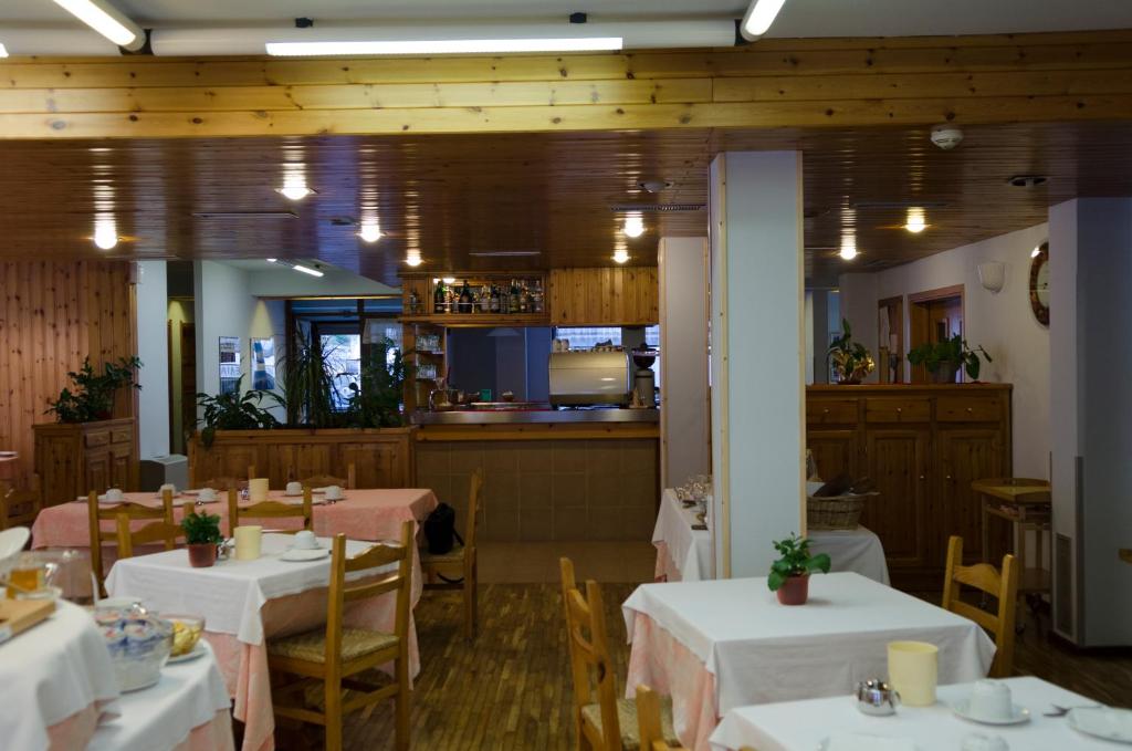 Restauracja lub miejsce do jedzenia w obiekcie Hotel Valdotain