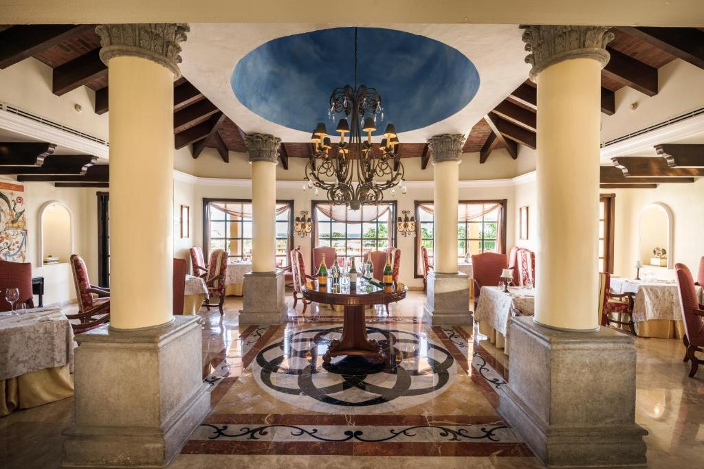 Гостиная зона в Royal Hideaway Playacar All-Inclusive Adults Only Resort
