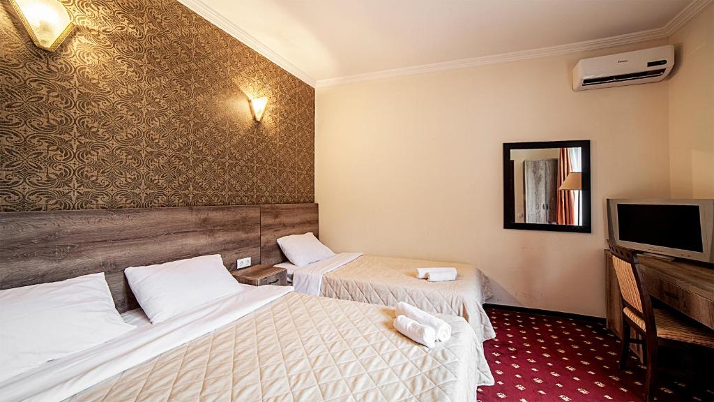 TV a/nebo společenská místnost v ubytování Orange Hotel