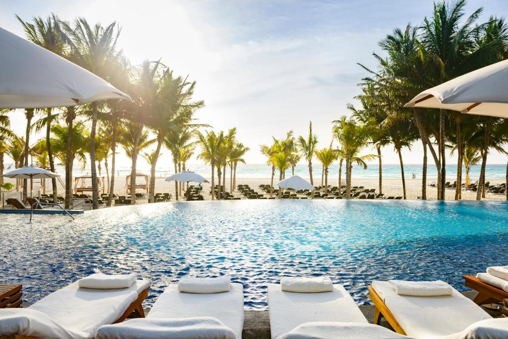 Бассейн в Royal Hideaway Playacar All-Inclusive Adults Only Resort или поблизости