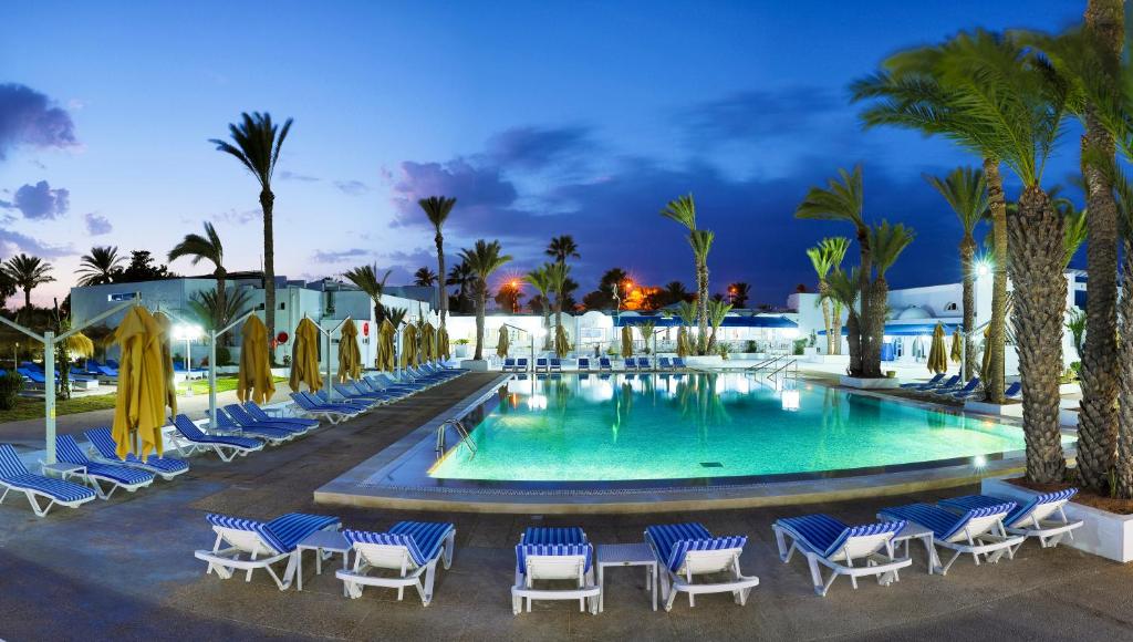 The swimming pool at or close to Hari Club Beach Resort