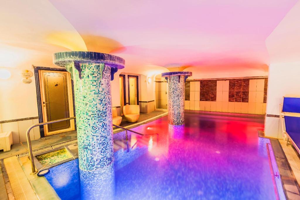 Bazén v ubytování Aragona Palace Hotel & Spa nebo v jeho okolí