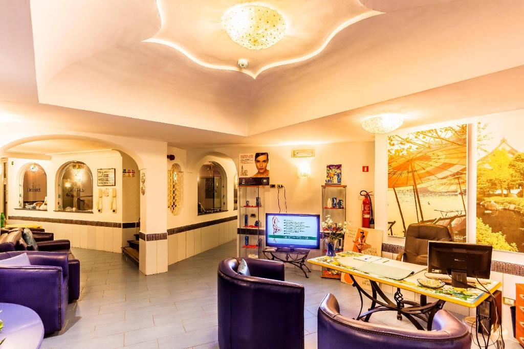TV a/nebo společenská místnost v ubytování Aragona Palace Hotel & Spa