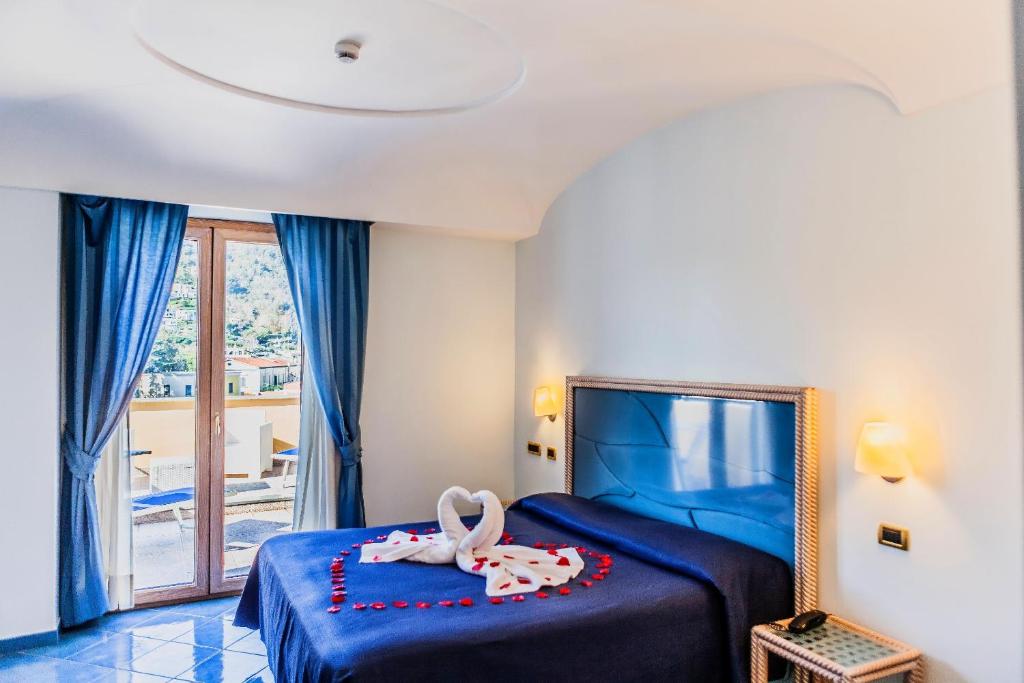 Postel nebo postele na pokoji v ubytování Aragona Palace Hotel & Spa