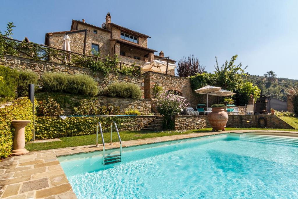 una piscina frente a una casa en Villa Teresa, en Cortona