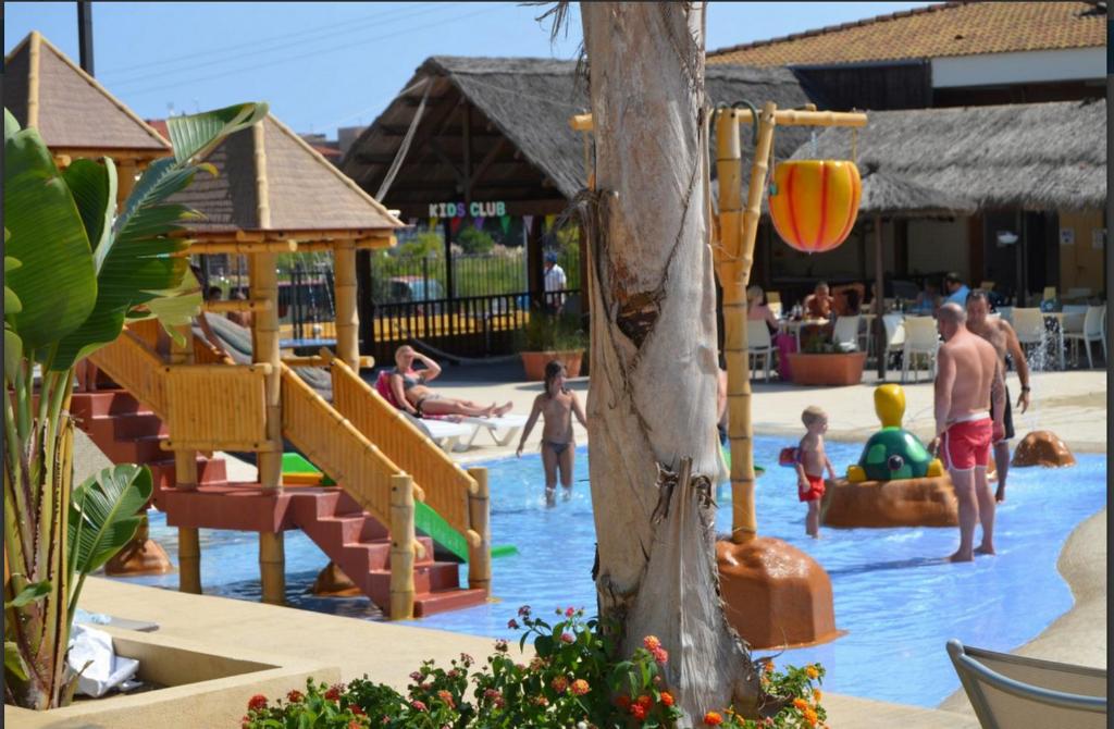 Bazén v ubytování Camping Sènia Tucan nebo v jeho okolí