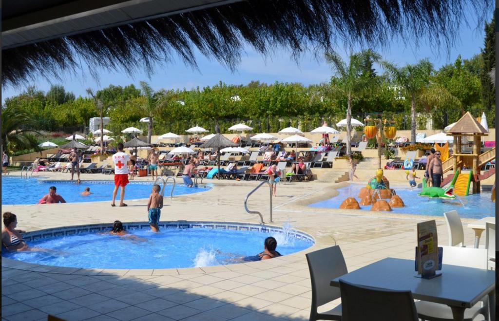 Bazén v ubytování Camping Sènia Tucan nebo v jeho okolí