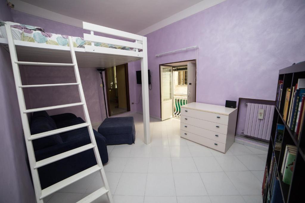 ナポリにあるSoggiorno Ariaのベッドルーム1室(二段ベッド1組付)、ハシゴ付