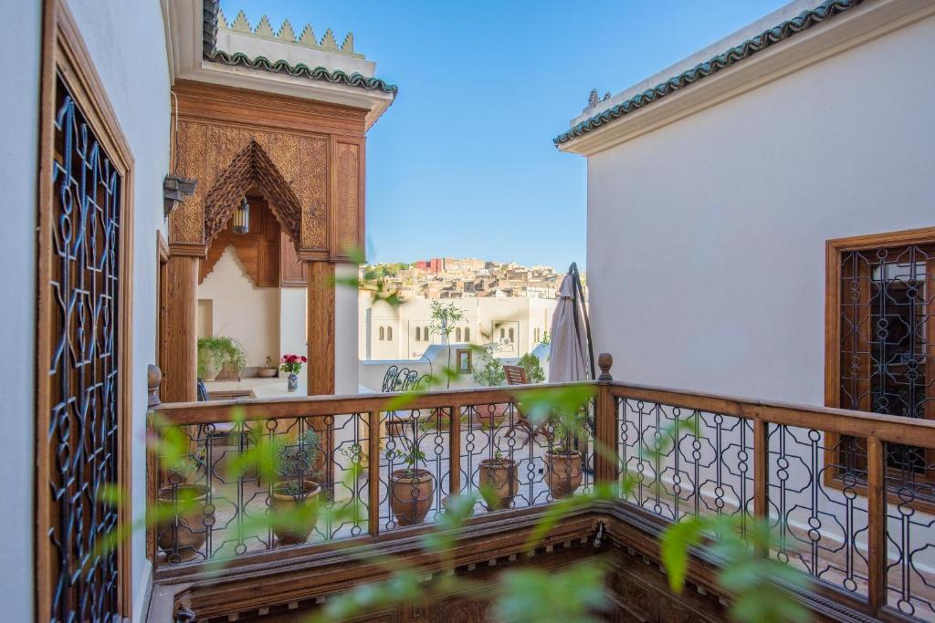 Il dispose d'un balcon avec une balustrade en bois. dans l'établissement Dar Essoaoude - Fes Nejjarine, à Fès