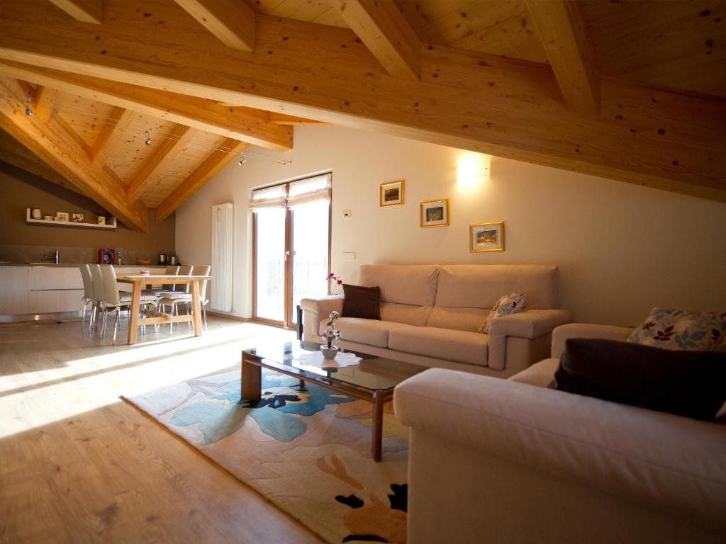 sala de estar con sofá y mesa en Casa Reit en Bormio