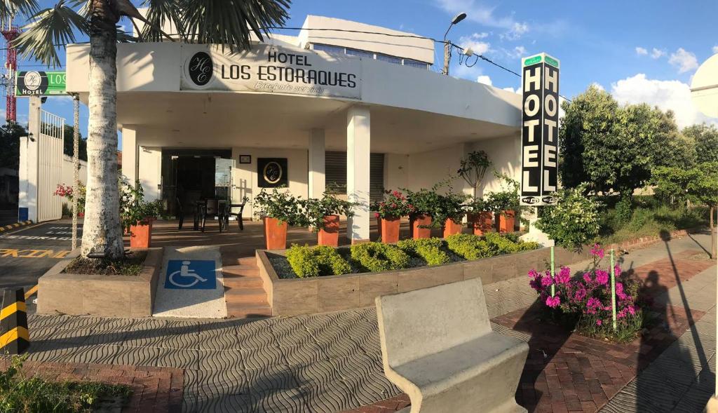 A us equities clinic on a city street en Hotel Los Estoraques, en Aguachica