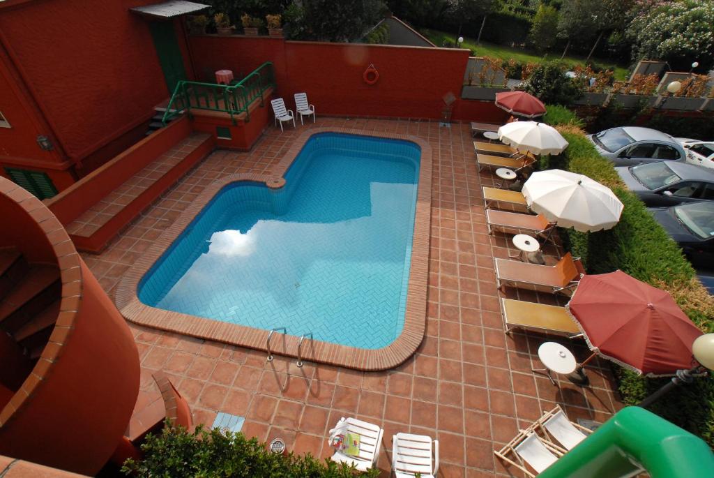 Bazén v ubytování Hotel La Querceta nebo v jeho okolí