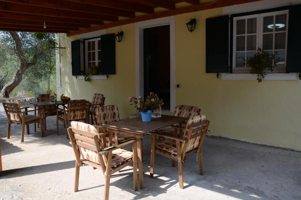 Une table et des chaises en bois sont disponibles sur la terrasse. dans l'établissement Villa Clementine, à Gaios