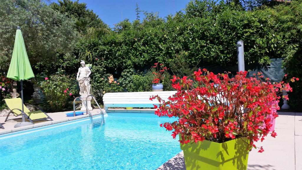 Bazén v ubytování L'Hermine Occitane B&B nebo v jeho okolí