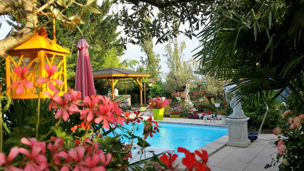 Bazén v ubytování L'Hermine Occitane B&B nebo v jeho okolí
