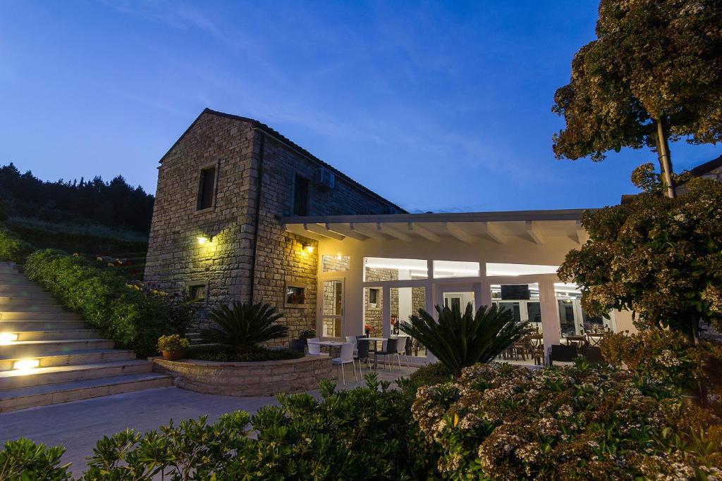 una casa con un edificio de piedra con luces en Hotel Ristorante Solelago en Guardialfiera