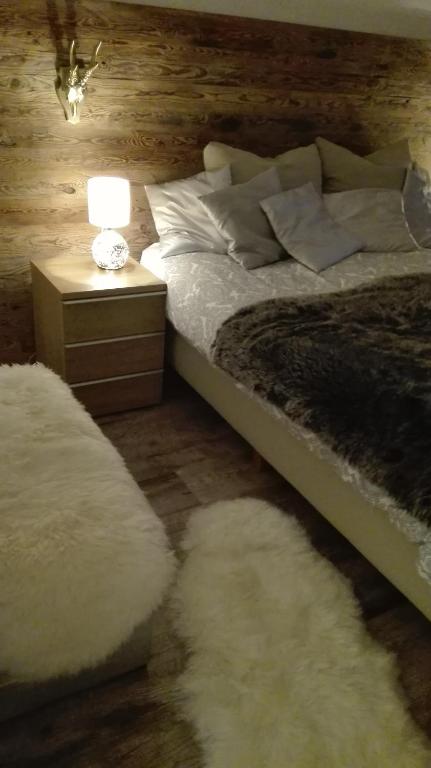 sypialnia z łóżkiem i 2 białymi dywanami w obiekcie Kitzdesign in Kirchberg w mieście Kirchberg in Tirol