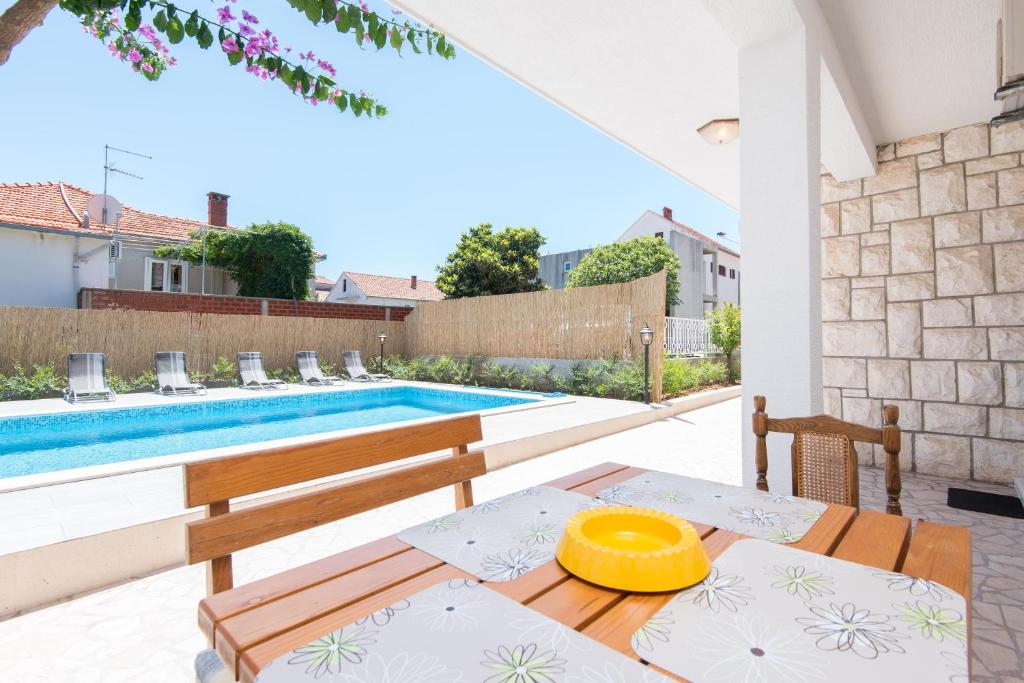 Bazén v ubytovaní Holiday Home Costa alebo v jeho blízkosti