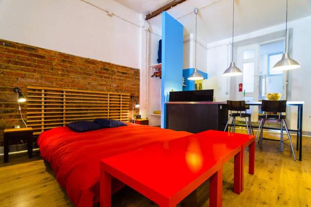 リスボンにあるLoft - Downtown / Castle - historicのベッドルーム1室(赤いベッド1台、赤いテーブル付)