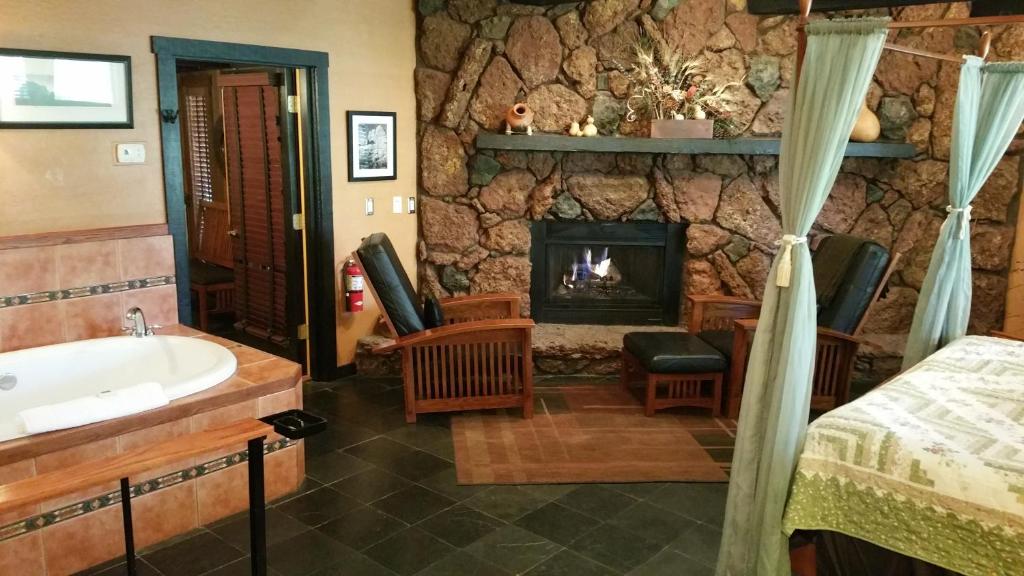 Postel nebo postele na pokoji v ubytování Lodge at Sedona