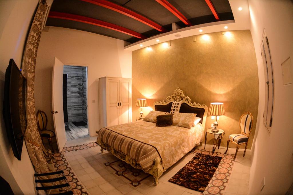 1 dormitorio con 1 cama extragrande en Maleth Inn en Rabat