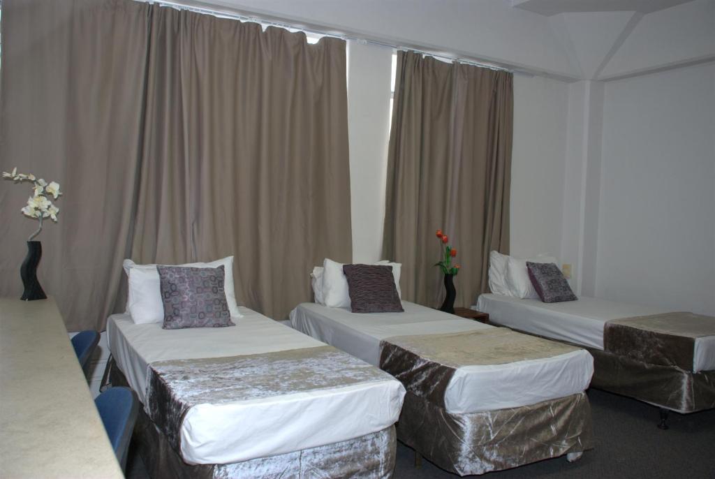 Postel nebo postele na pokoji v ubytování Hamilton City Inn
