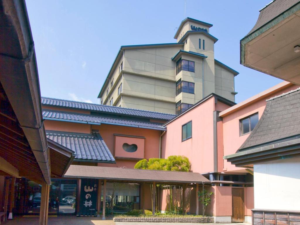 un edificio con una torre encima en Ryotei Yamanoi, en Matsue