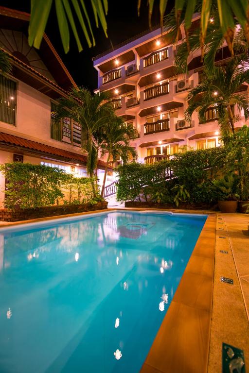 Bazén v ubytování Aonang Sunset Hotel - SHA Extra Plus nebo v jeho okolí