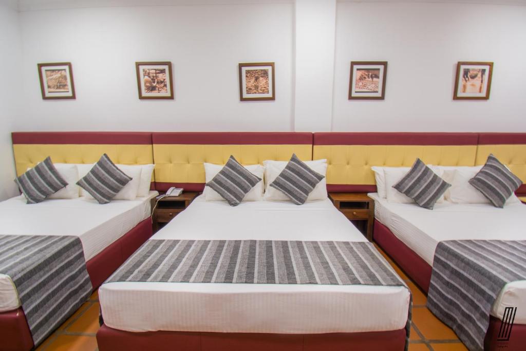 Postel nebo postele na pokoji v ubytování Oreeka - Katunayake Airport Transit Hotels