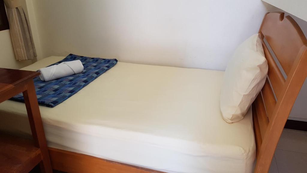 Postel nebo postele na pokoji v ubytování Baan Taweesuk Guest House
