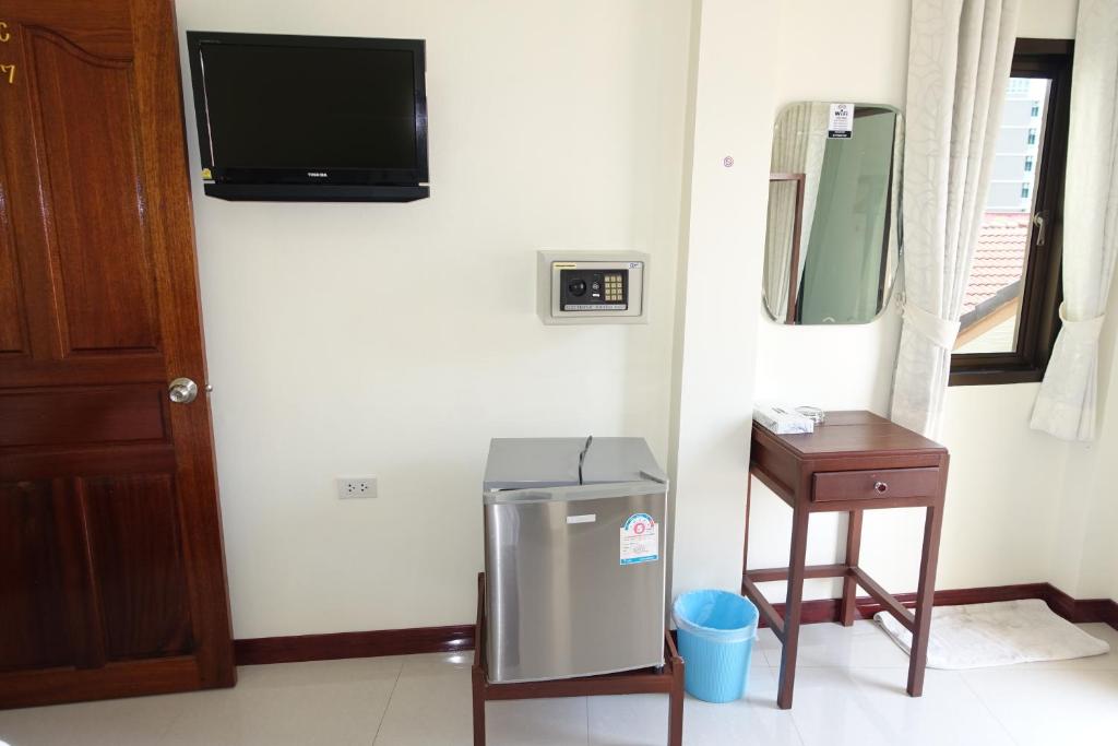 TV a/nebo společenská místnost v ubytování Baan Taweesuk Guest House