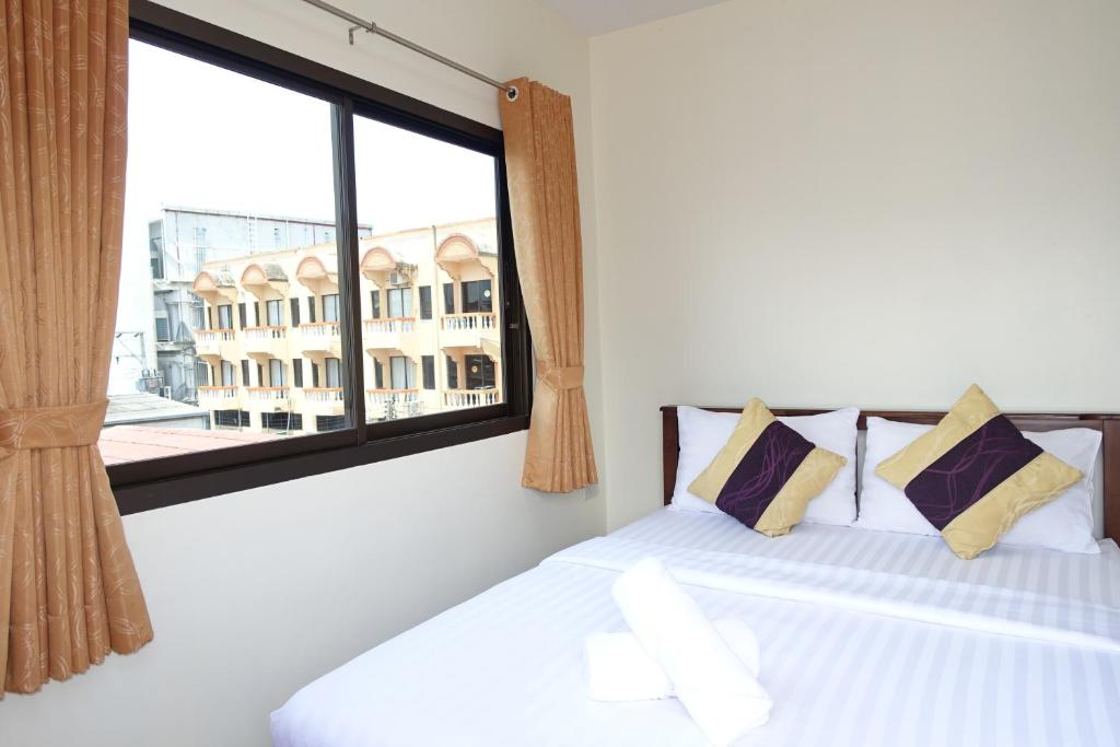 Postel nebo postele na pokoji v ubytování Baan Taweesuk Guest House
