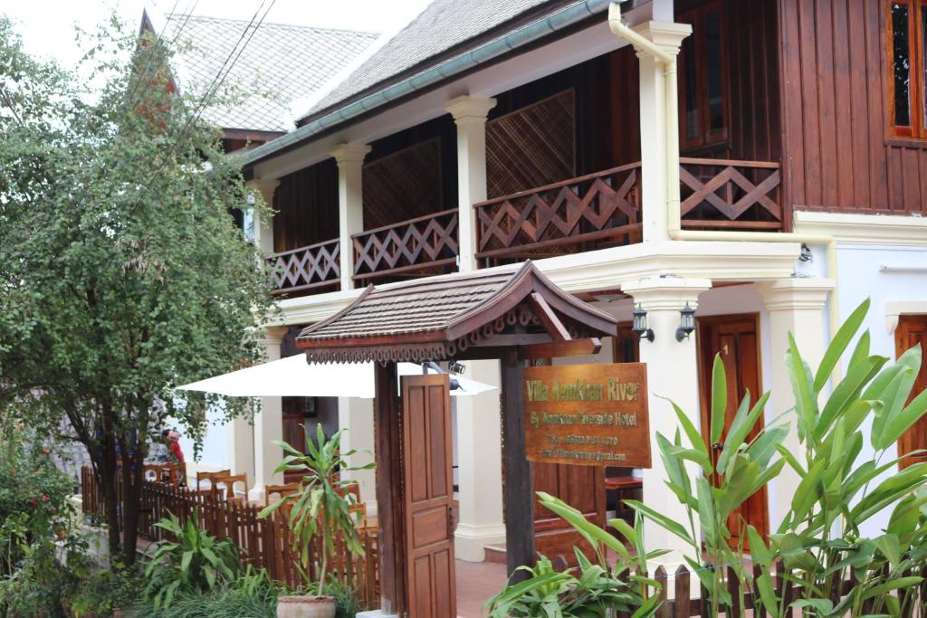 琅勃拉邦的住宿－南汗河旅館，前面有标志的建筑