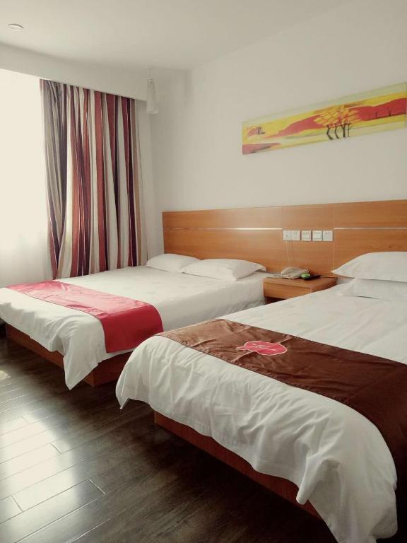 um quarto de hotel com duas camas e aversão em Thank Inn Plus Hotel Jiangsu Taizhou Taixing Jingjiang Primary School em Taixing
