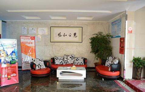 XinyangにあるThank Inn Chain Hotel Henan Xinyang Train Station Gongqu Roadのロビー(ソファ、椅子付)