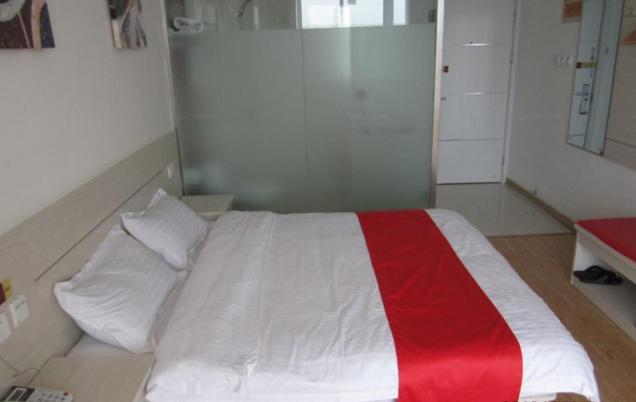 een wit en rood bed in een kamer bij Thank Inn Chain Hotel Hebei Hengshui Jing County Jingxin Ave in Jingzhou