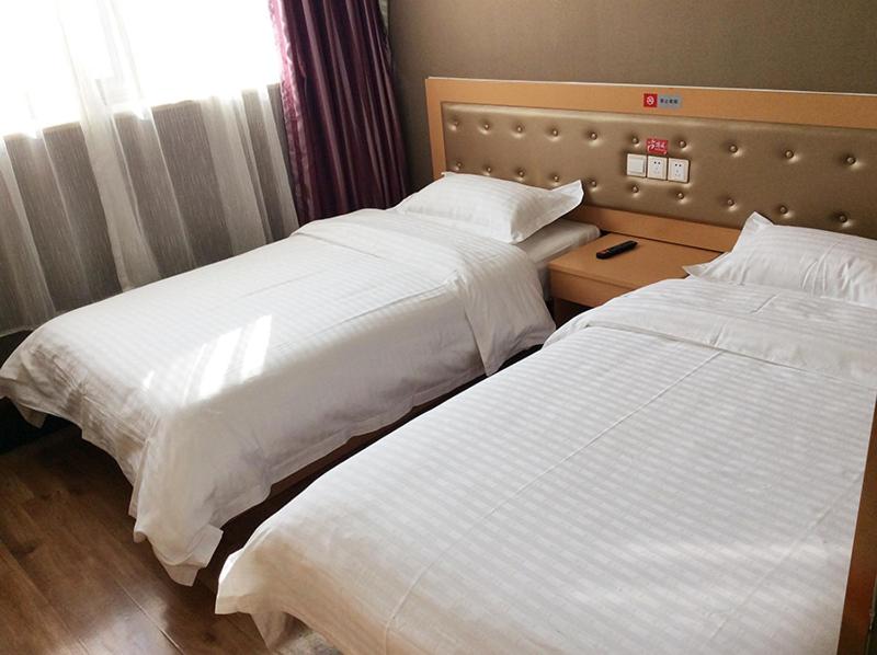 
a hotel room with two beds and two nightstands at Thank Inn Chain Hotel Beijing Shunyi District New International Exhibition Center Airport in Houshayu
