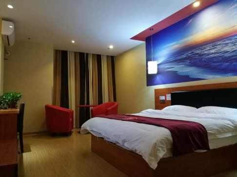 ein Schlafzimmer mit einem Bett mit einem großen Gemälde an der Wand in der Unterkunft Thank Inn Chain Hotel Zhejiang Huzhou Changxing Town Qingfang City in Jiapu