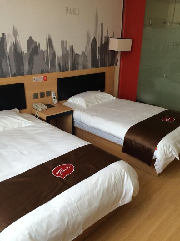 Postel nebo postele na pokoji v ubytování JUNYI Hotel Jiangsu Nanjing University of Information Science and Technology