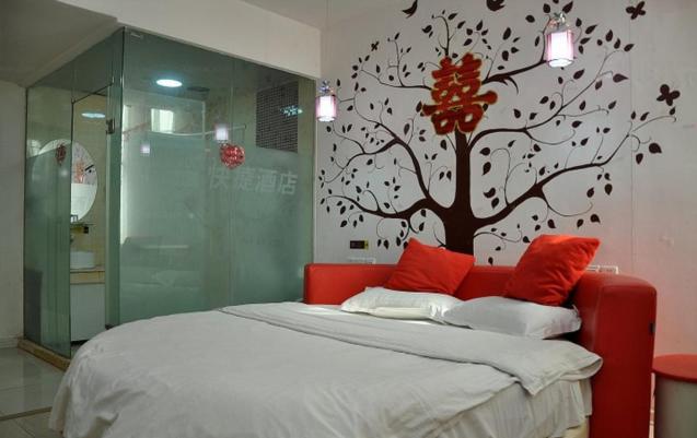 sypialnia z łóżkiem z drzewem na ścianie w obiekcie Thank Inn Chain Hotel Fei Town Jianshe Road w mieście Feixian