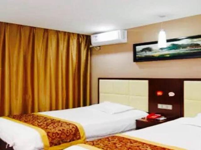 een hotelkamer met 2 bedden en een televisie bij Thank Inn Chain Hotel Jiangsu Suzhou likou Metro Station in Suzhou