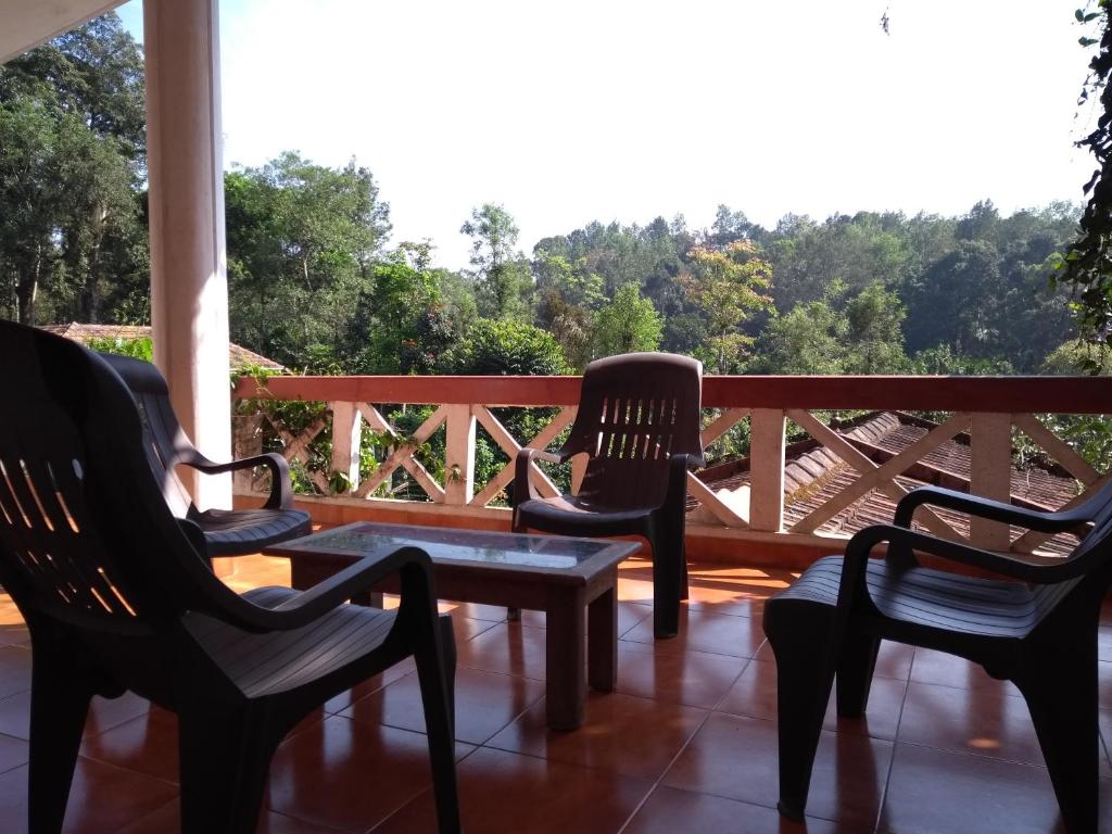 Balkón nebo terasa v ubytování Coorg 4 C's Little Paradise