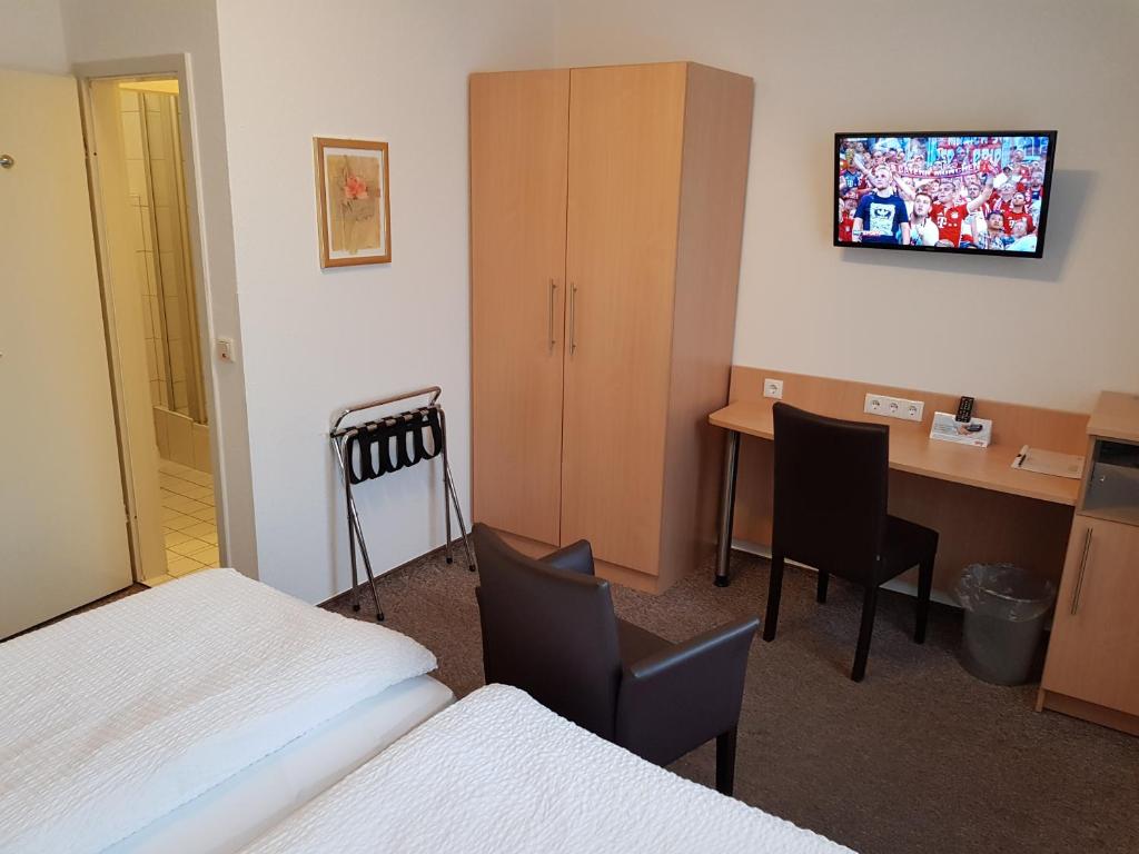 Postel nebo postele na pokoji v ubytování Hotel zum Anker