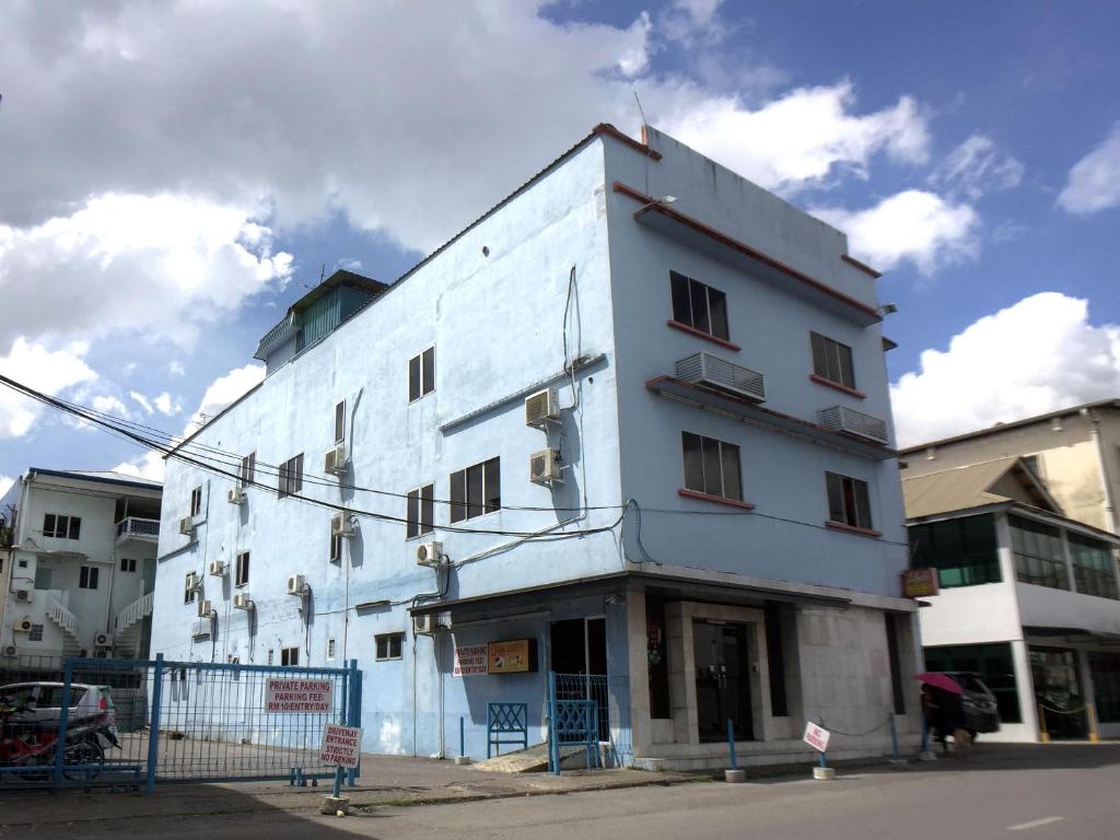 un edificio blanco al lado de una calle en Abell Residence, en Kuching