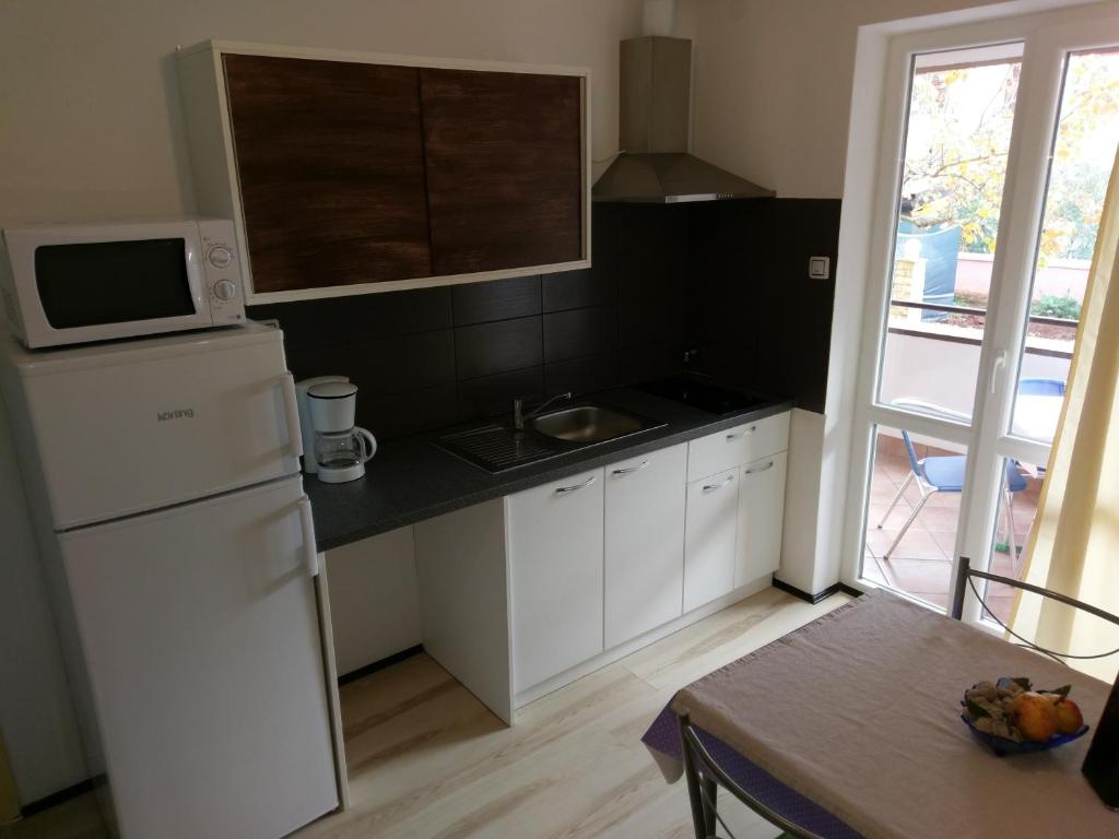 Kuchyň nebo kuchyňský kout v ubytování Apartments Ingrid