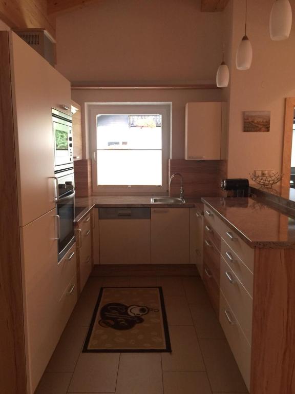Kuchyň nebo kuchyňský kout v ubytování Haus Tschirgantblick