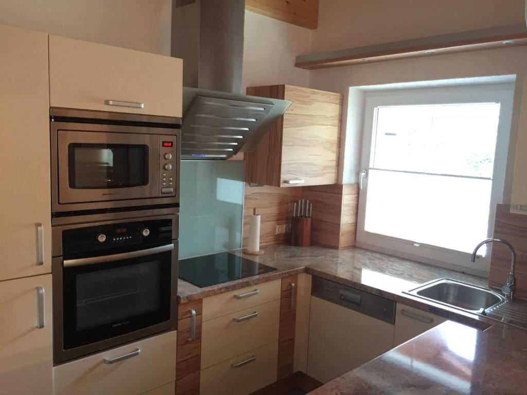 Kuchyň nebo kuchyňský kout v ubytování Haus Tschirgantblick