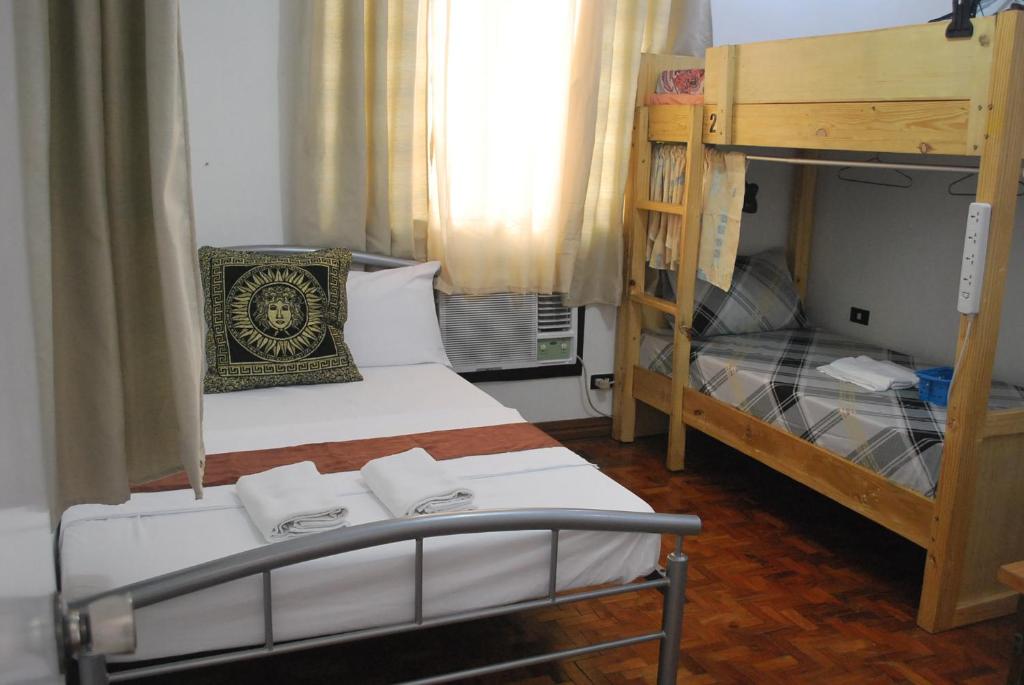 Postel nebo postele na pokoji v ubytování Spacious Low Rise Condo