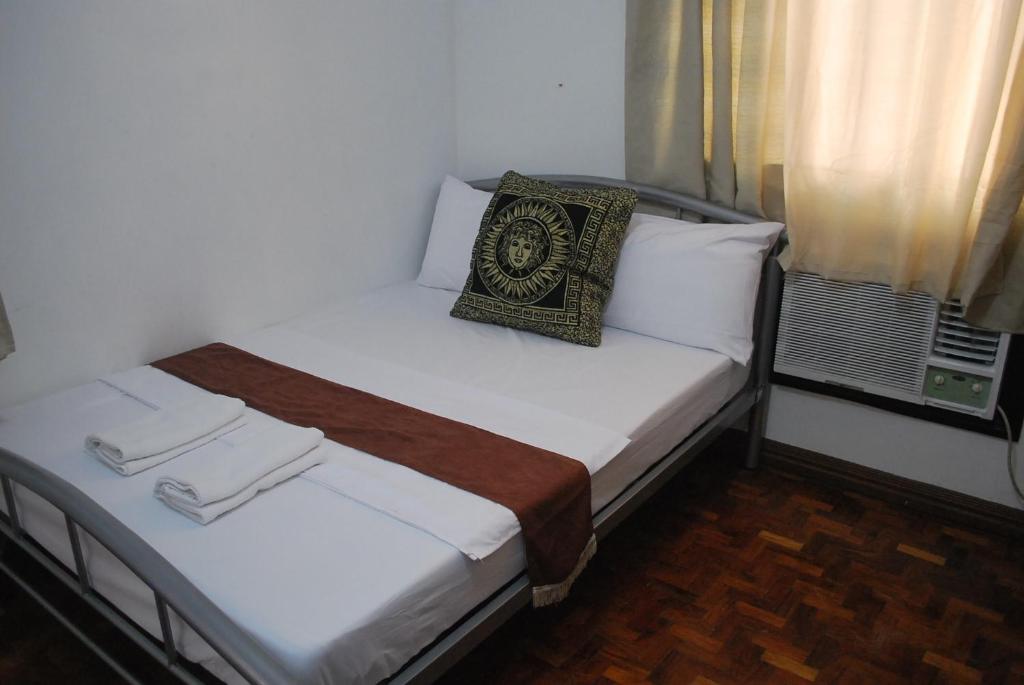 Postel nebo postele na pokoji v ubytování Spacious Low Rise Condo